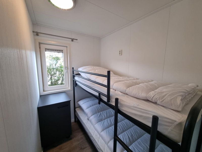 Bedroom with bunk beds in Chaletpark Bregkoog - Chalet 240 De Texelse Berg, De Koog, Texel ideal for children.