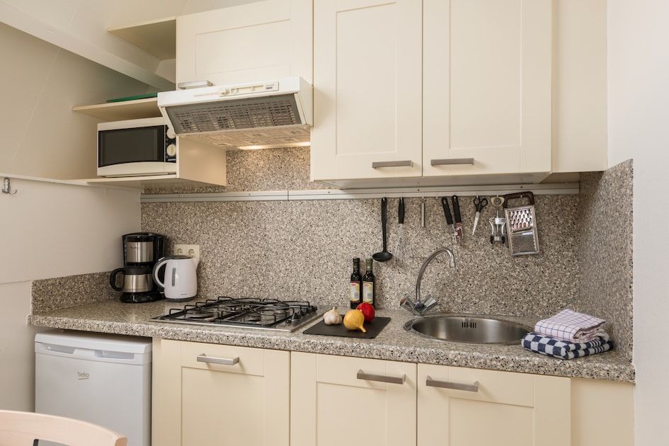 Gezellige slaapkamer in C Appartement Comfort 4, De Koog, Texel. Helder interieur met twee bedden en dakraam voor natuurlijk licht.