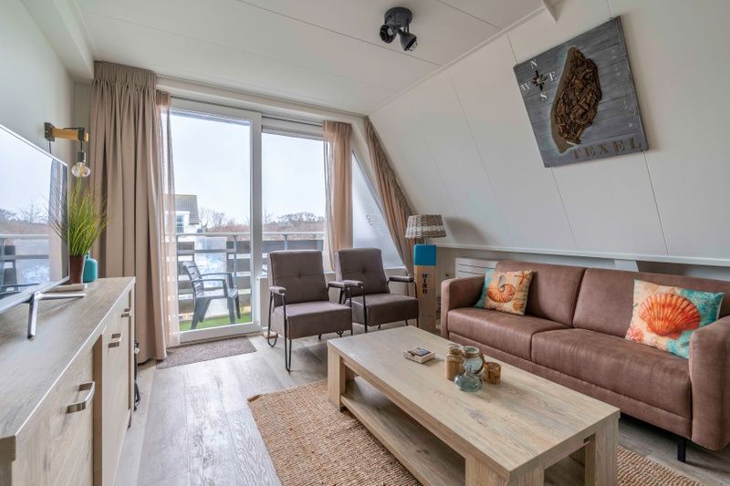 Lichte leefruimte in Appartement Anna 224, vakantieverblijf in De Koog, Texel met moderne inrichting.