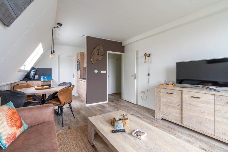 Interieur van Appartement Anna 224, De Koog, Texel met open woonkamer en eetgedeelte.