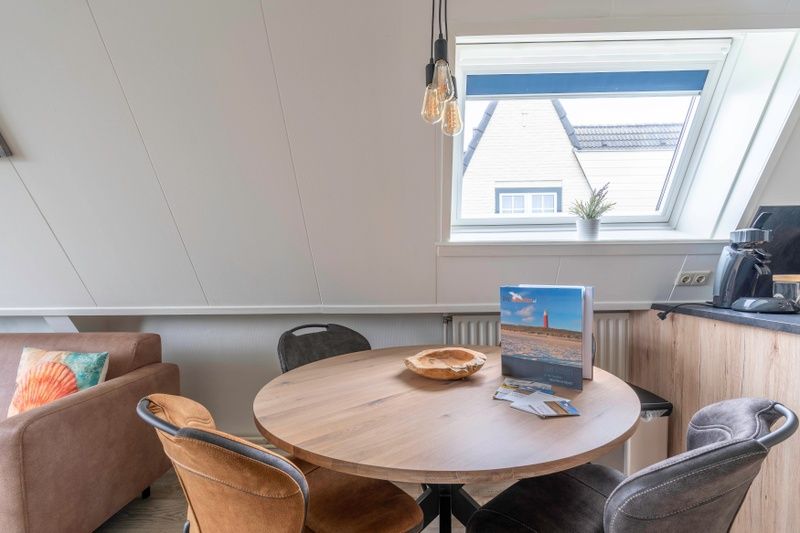 Eethoek in Appartement Anna 224, De Koog, Texel met uitzicht op de omgeving.