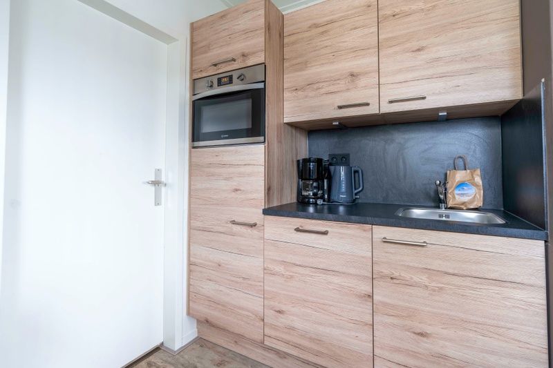 Volledig uitgeruste keuken in Appartement Anna 224, De Koog, Texel ideaal voor zelfvoorzienende vakanties.