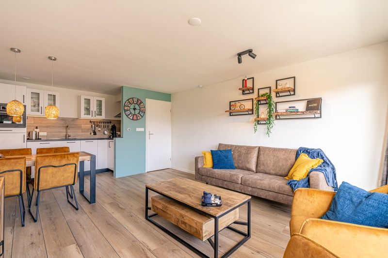 Open keuken en woonkamer in Appartement Anna 220, De Koog, Texel met moderne inrichting en eetgedeelte.