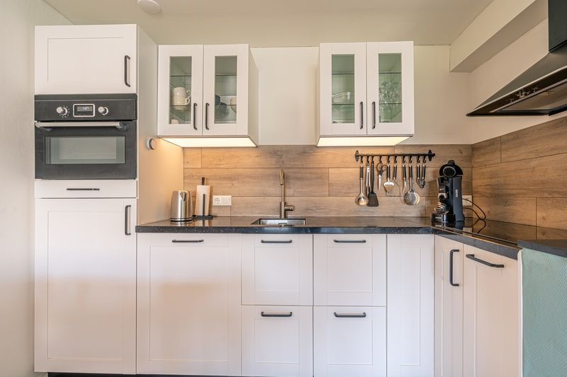 Gezellige slaapkamer met twee bedden in Appartement Anna 220, De Koog, Texel met decoratieve muurkunst.