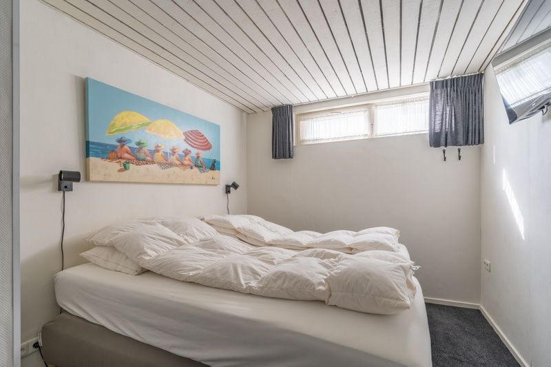 Luxe badkamer van Appartement Anna 220 in De Koog, Texel met glazen douchewand en moderne wastafel.