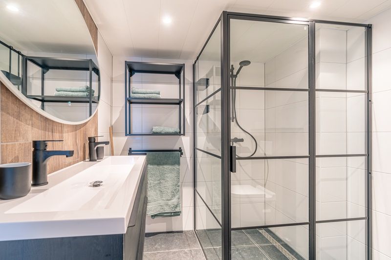 Buitenkant van Appartement Anna 220 in De Koog, Texel met balkon en moderne architectuur.