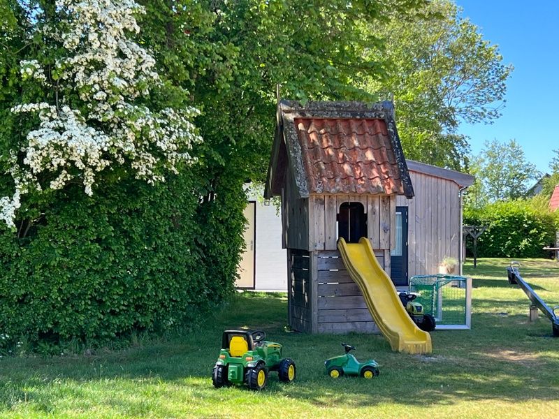 Houten speelhuisje bij Landgoed Springtij - Koetshuis 2, vakantiehuis op Texel.