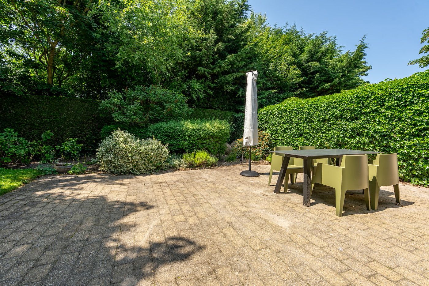 Rustige tuin bij vakantiehuis 16 - Zeebries in De Koog, Texel met terras op de Waddeneilanden.