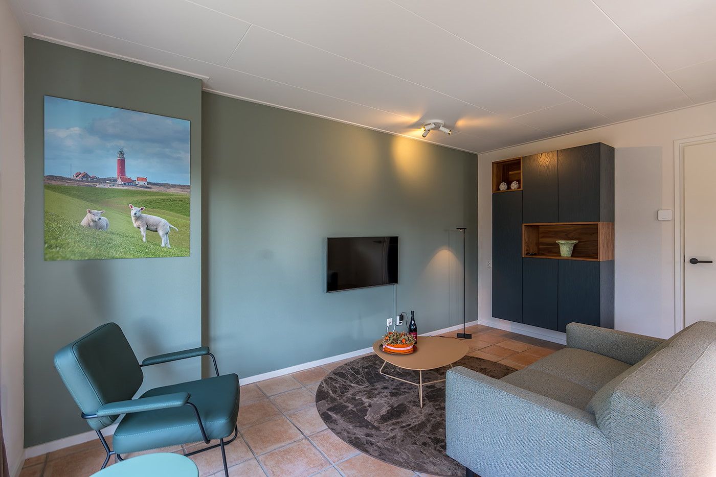 Gezellige woonkamer van vakantiehuis 16 - Zeebries in De Koog, Texel, met moderne inrichting op de Waddeneilanden.