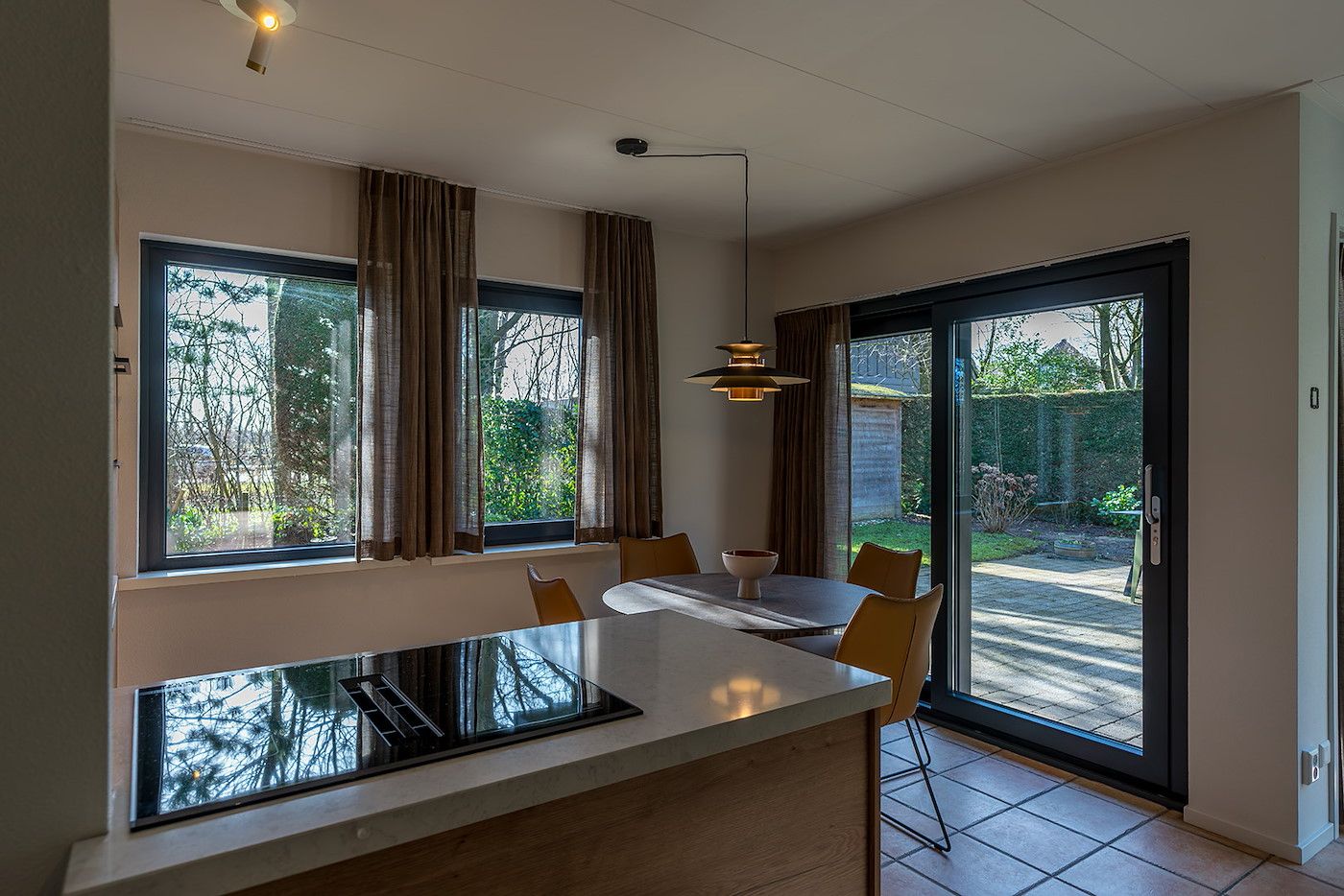 Eetkamer met uitzicht op tuin in vakantiehuis 16 - Zeebries in De Koog, Texel op de Waddeneilanden.