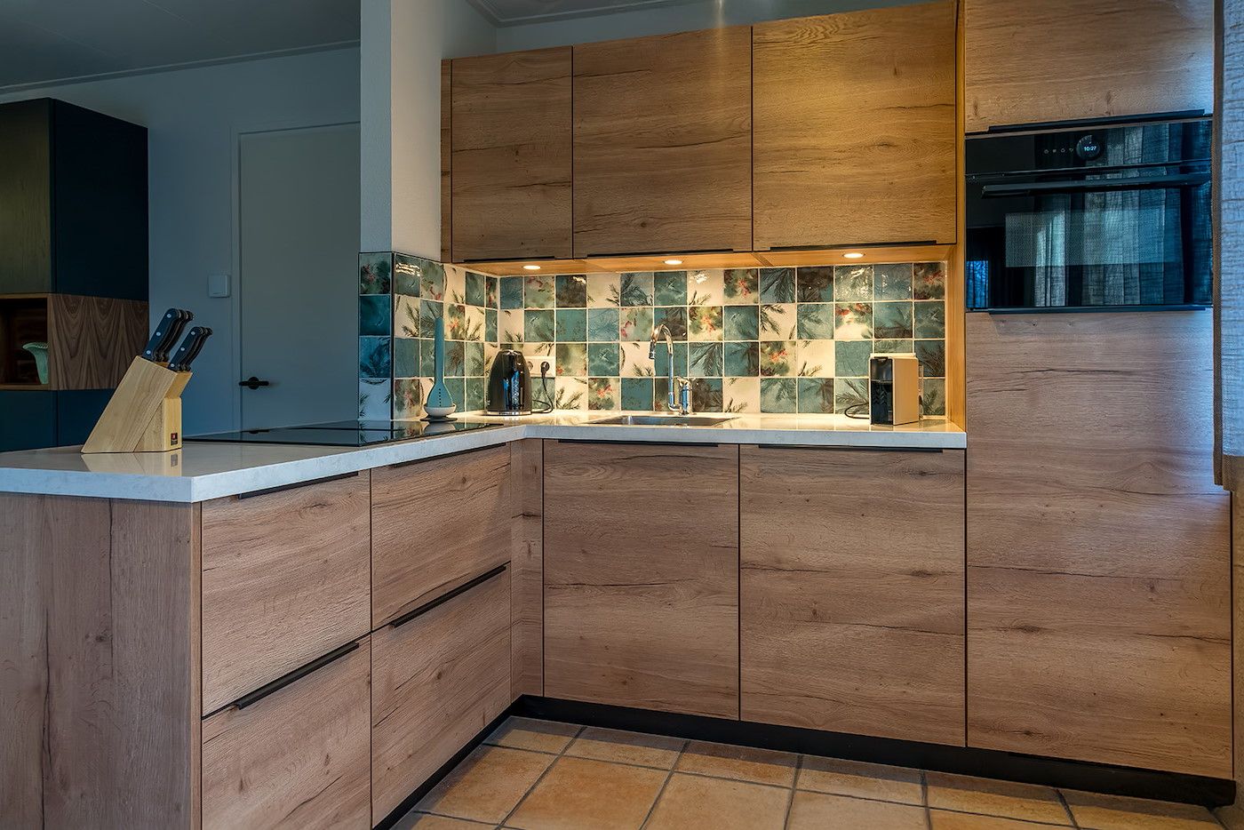 Moderne keuken in vakantiehuis 16 - Zeebries in De Koog, Texel met houten afwerking op de Waddeneilanden.