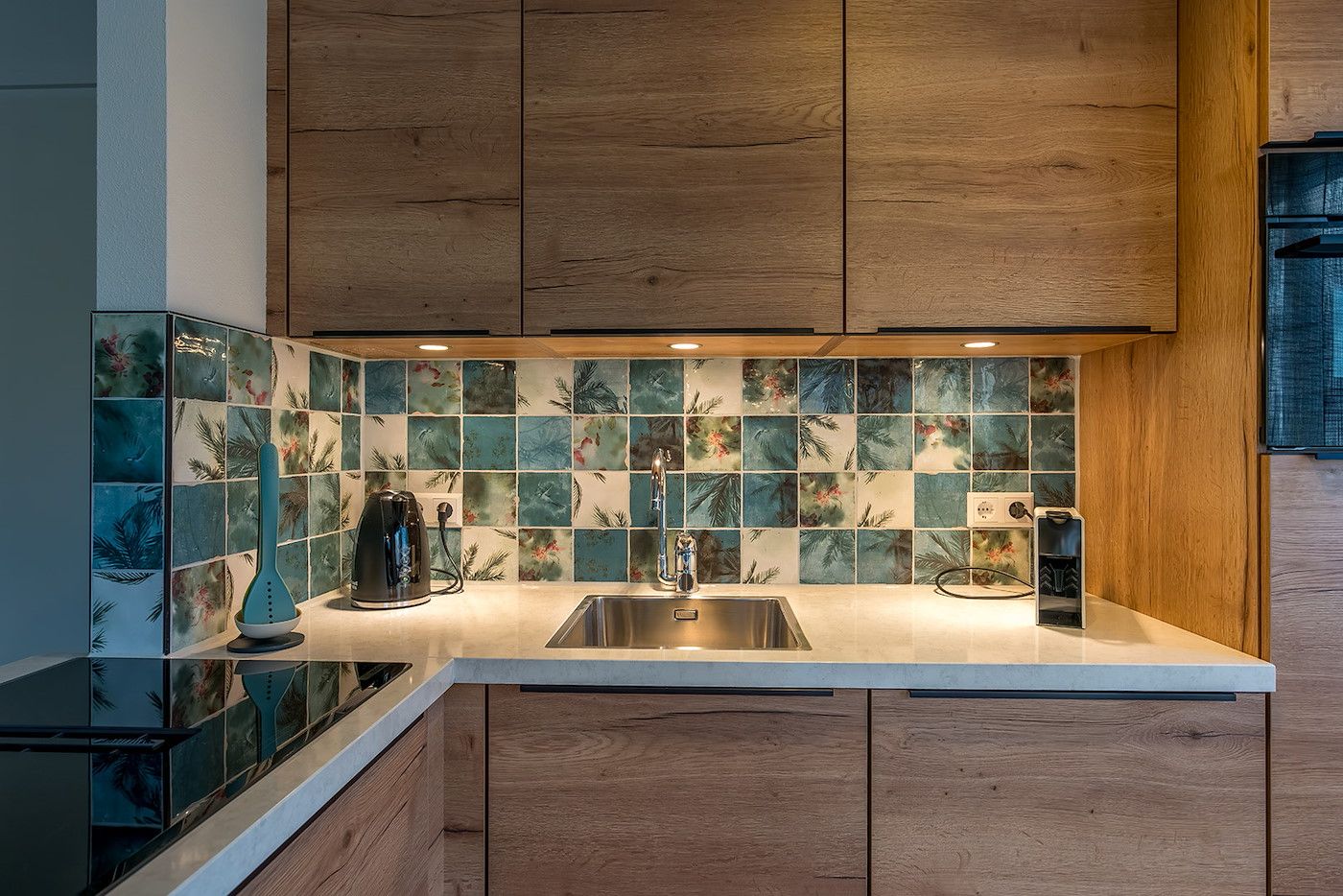 Gedetailleerde keukenafwerking in vakantiehuis 16 - Zeebries in De Koog, Texel op de Waddeneilanden.