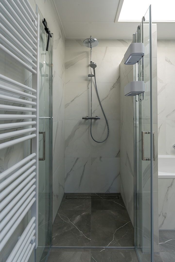 Stijlvolle badkamer met douche in vakantiehuis 16 - Zeebries in De Koog, Texel op de Waddeneilanden.