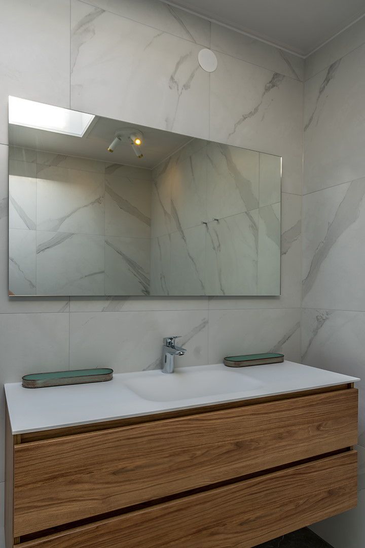 Moderne wastafel in badkamer van vakantiehuis 16 - Zeebries in De Koog, Texel op de Waddeneilanden.