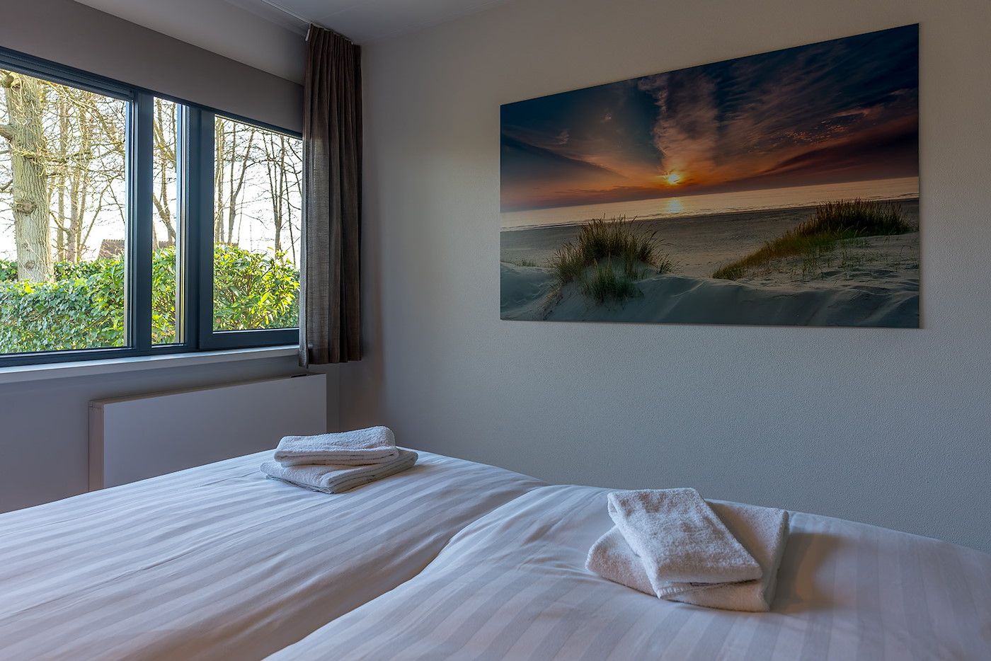 Slaapkamer met uitzicht op tuin in vakantiehuis 16 - Zeebries in De Koog, Texel op de Waddeneilanden.