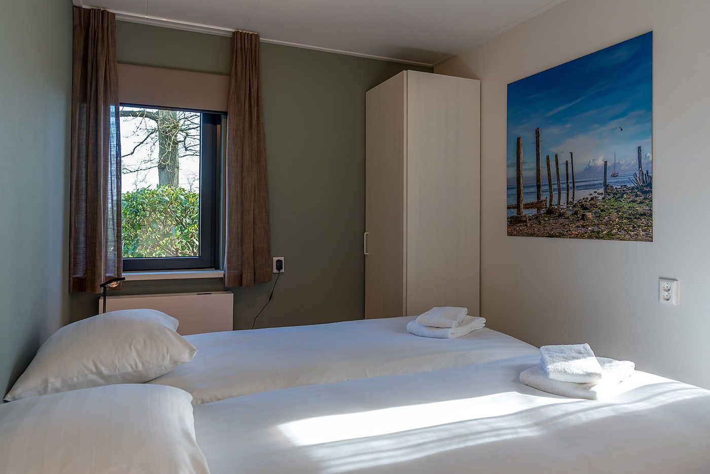 Tweede slaapkamer met natuurthema in vakantiehuis 16 - Zeebries in De Koog, Texel op de Waddeneilanden.