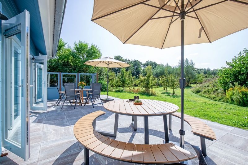 Veranda met uitzicht op groene omgeving bij De Verleegen Hoek vakantiehuis in De Koog Texel.