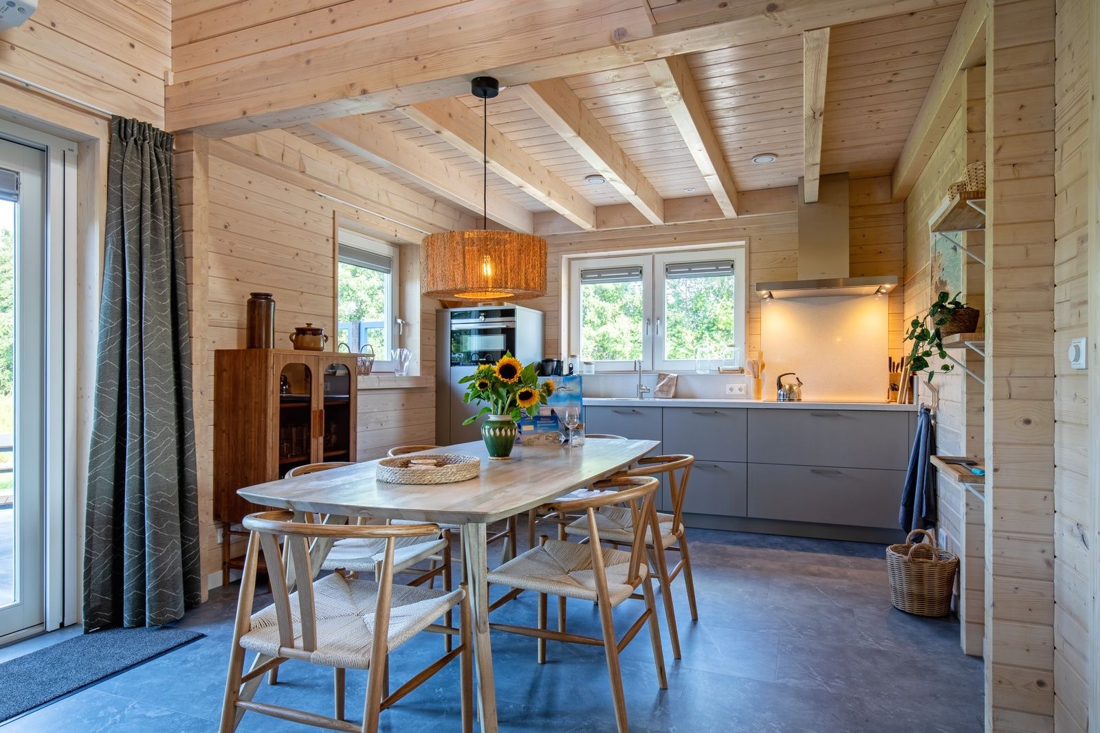 Moderne keuken in De Verleegen Hoek vakantiehuis in De Koog Texel met eettafel en houten afwerking.