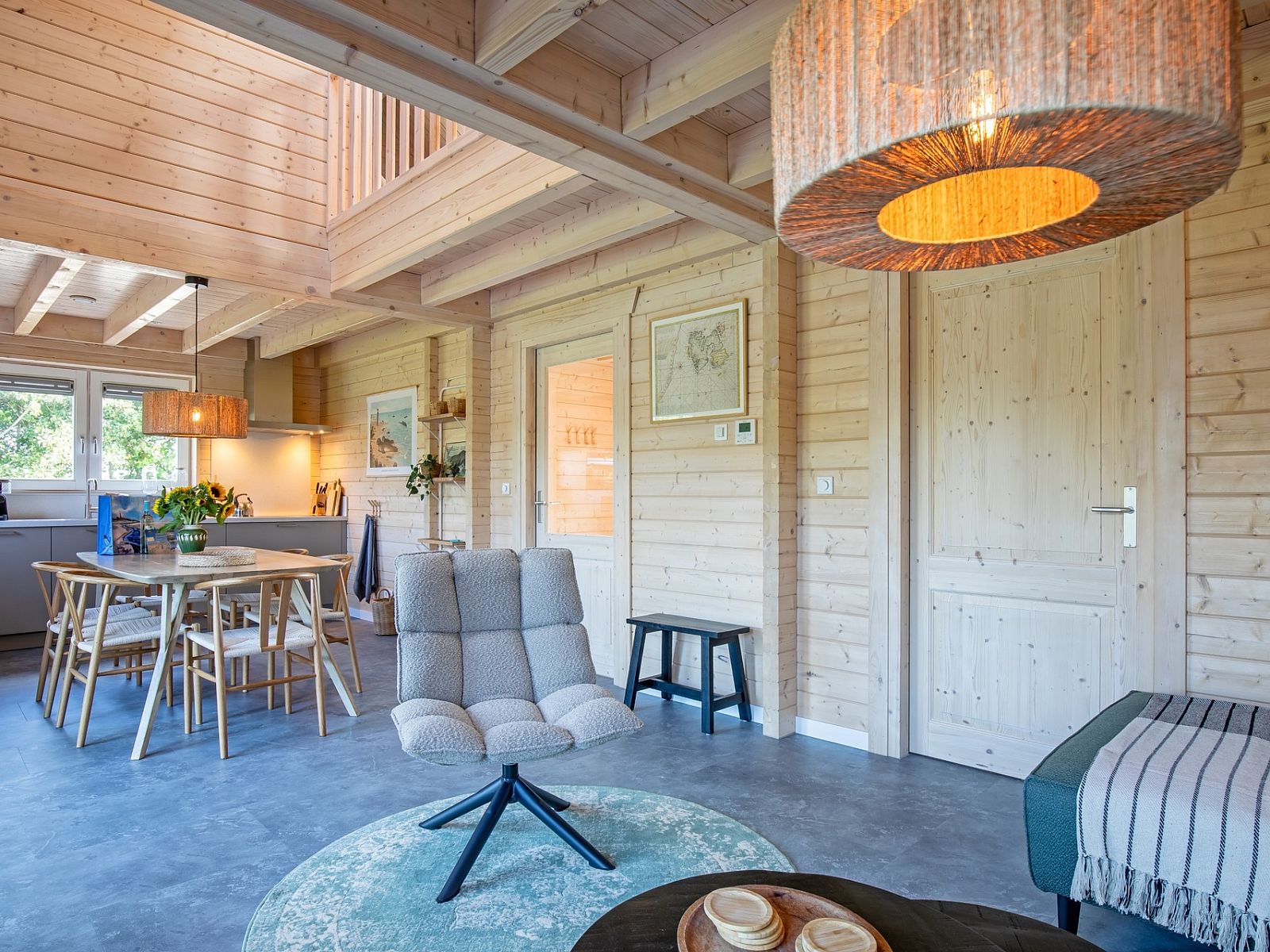Open leefruimte in De Verleegen Hoek vakantiehuis in De Koog Texel met houten plafond en veel licht.