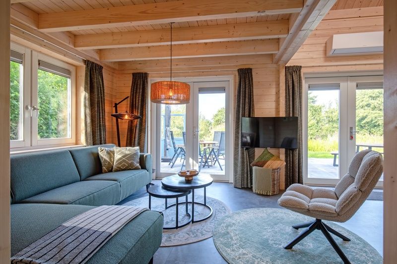 Comfortabele zithoek in De Verleegen Hoek vakantiehuis in De Koog Texel met uitzicht op terras.