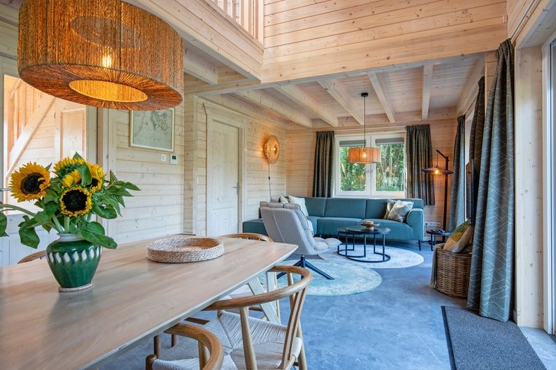 Eetruimte en woonkamer in De Verleegen Hoek vakantiehuis in De Koog Texel met houten decor.