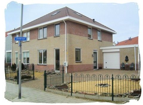 Ferienhaus in De Koog, Texel mit moderner Fassade und grozgiger Auffahrt auf den Watteninseln.