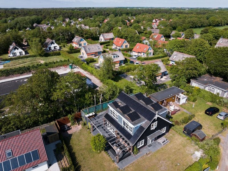 Luftaufnahme des Ferienhauses Residence Rustiek in De Koog, Texel, mit den umliegenden Haeusern