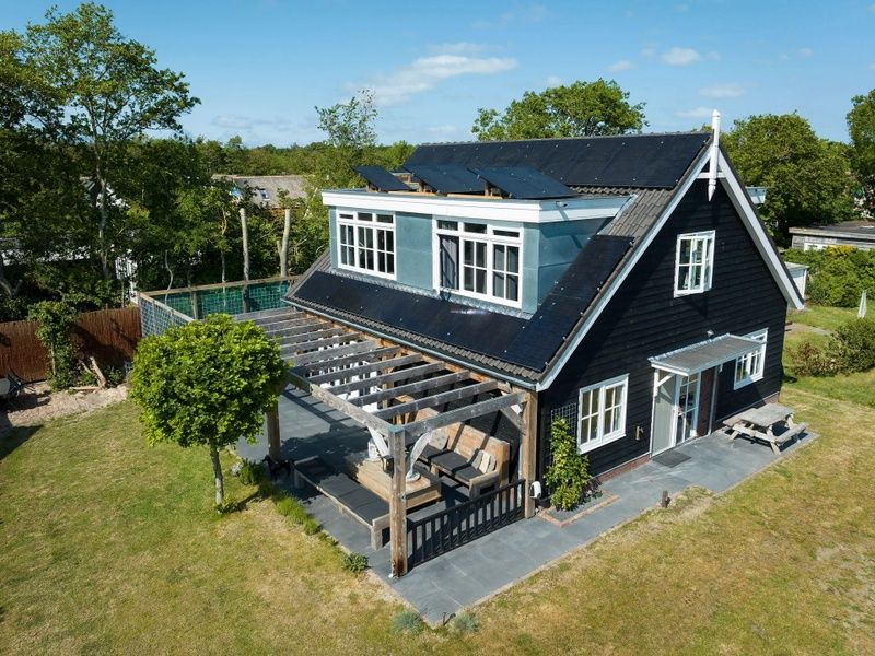 Wohnhaus Rustiek in De Koog, Texel, mit modernen Solarzellen auf dem Dach