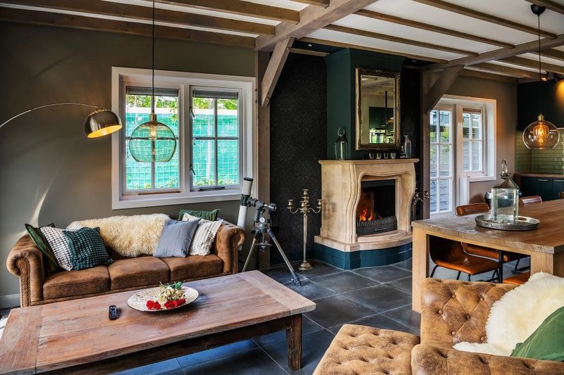 Gemuetlicher Innenbereich der Residenz Rustiek in De Koog, Texel, mit Kamin