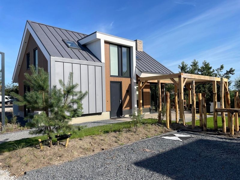 Vorderseite von Duinvilla Wellness 6, einem stilvollen Ferienhaus in De Koog, Texel, mit moderner Architektur.