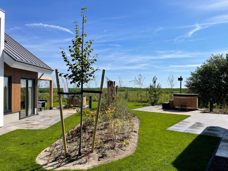 Gartenblick mit Whirlpool in Duinvilla Wellness 6, einem Ferienhaus in De Koog, Texel.