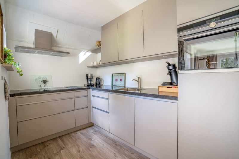 Moderne Kueche im Ferienhaus Kamperfoelie 91, De Koog, Texel, komplett ausgestattet mit Geraeten.