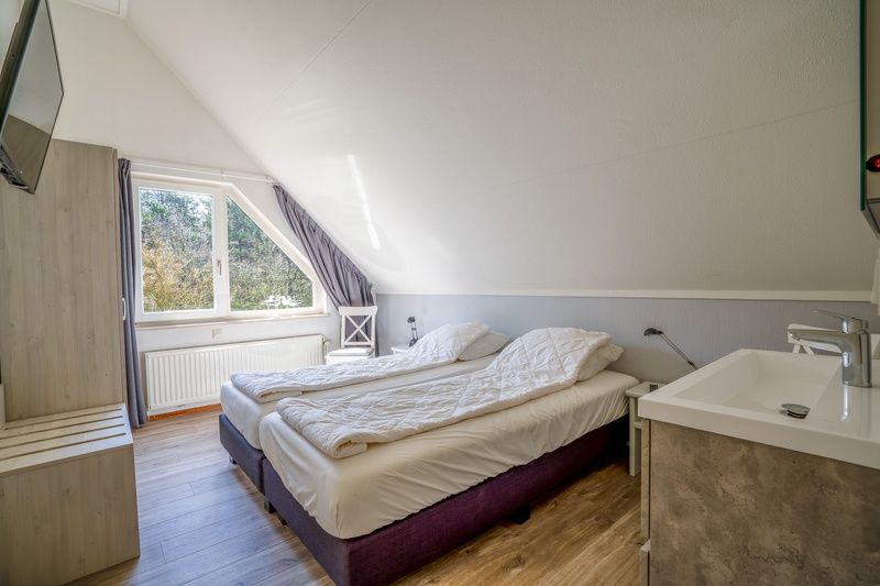 Hauptschlafzimmer im Ferienhaus Kamperfoelie 91, De Koog, Texel, mit Doppelbett und Tageslicht.