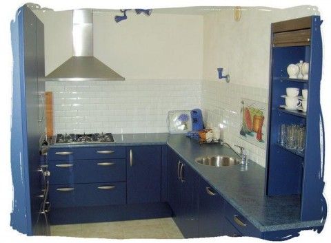 Stilvolle Kche im Ferienhaus De Koog, Texel mit blauen Schrnken auf den Watteninseln.