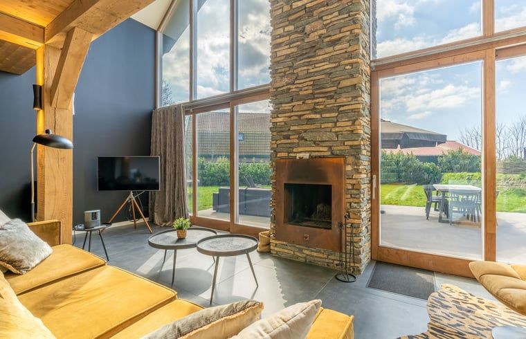 Moderne binnenruimte met grote ramen in Vakantiehuisje in De Koog, Texel, Waddeneilanden.