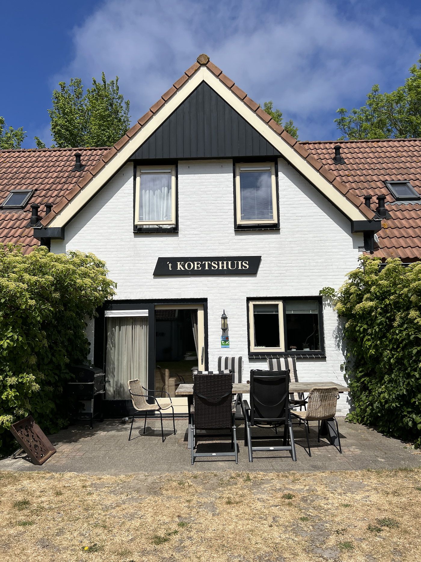 Koetshuis 2 in De Koog, Texel met zonnig terras en comfortabele zitgelegenheid.