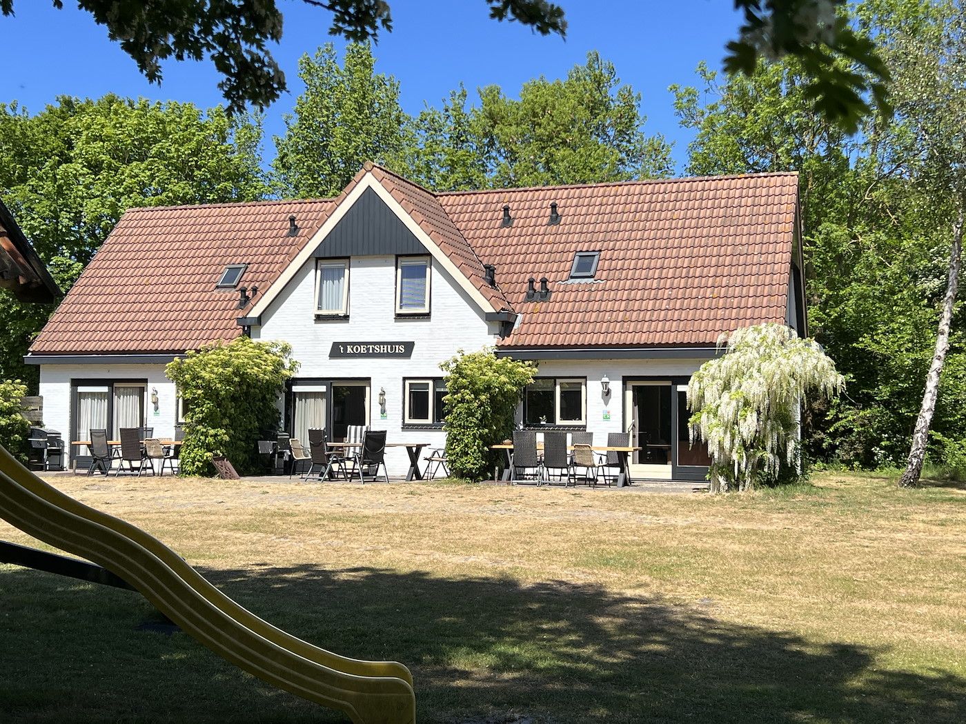 Ruim vakantiehuis Koetshuis 2 omgeven door natuur in De Koog, Texel.