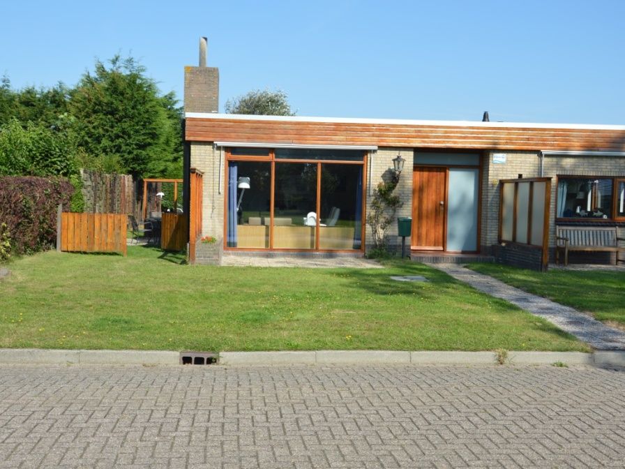 Orchismient 18 large vacation home in De Koog, Texel with green front garden on the Wadden Islands.