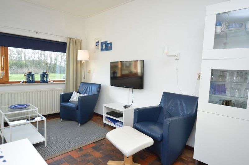 Comfortabele woonkamer met uitzicht bij Orchismient 18 klein, De Koog, Texel.