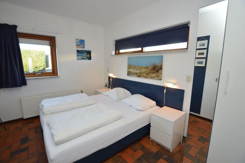 Hoofdslaapkamer met tweepersoonsbed in Orchismient 18 klein, De Koog, Texel.