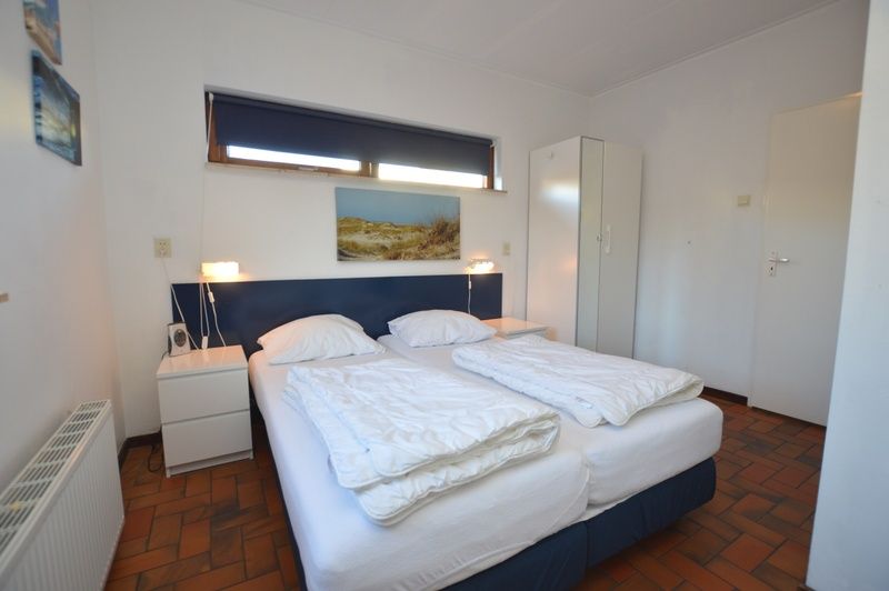 Ruime slaapkamer in Orchismient 18 klein vakantiehuis, Texel.