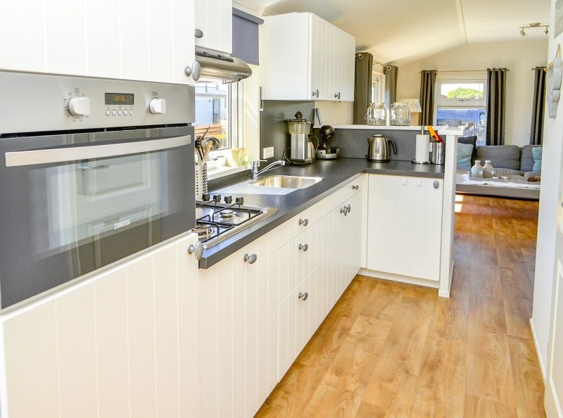 Volledig uitgeruste keuken in Chalet Bregkoog 215 Zandhuisjes, Chaletpark Bregkoog, De Koog, Texel met moderne apparatuur.