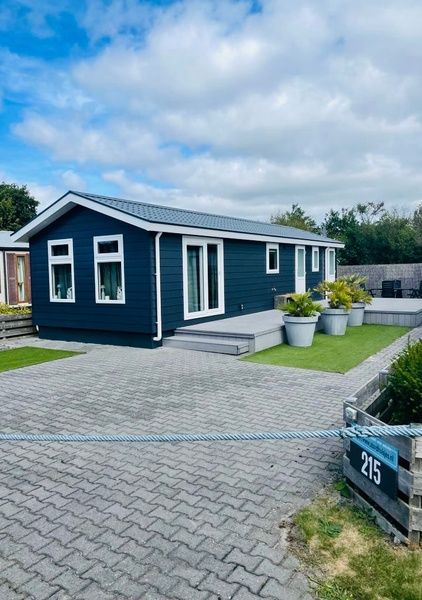 Chalet Bregkoog 215 Zandhuisjes op Chaletpark Bregkoog, De Koog, Texel met ruime buitenruimte en groene omgeving.