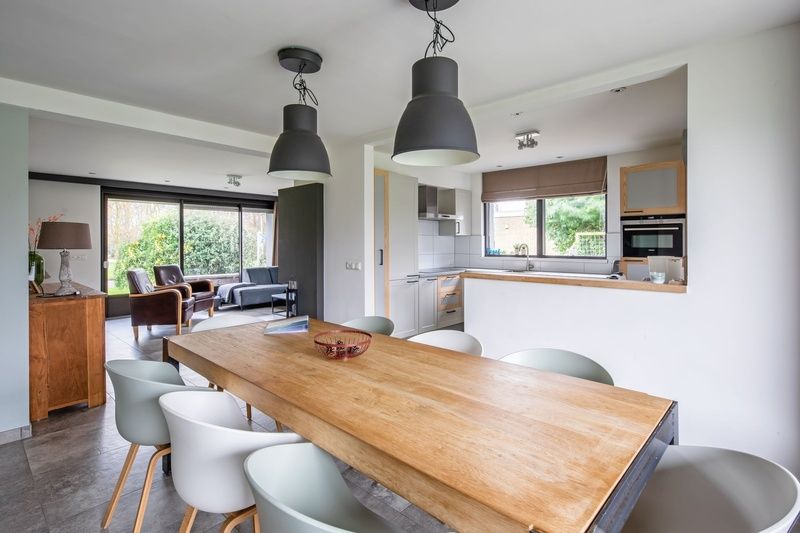 Eethoek in Orchismient 20 vakantiehuis De Koog Texel met grote tafel en moderne stoelen.