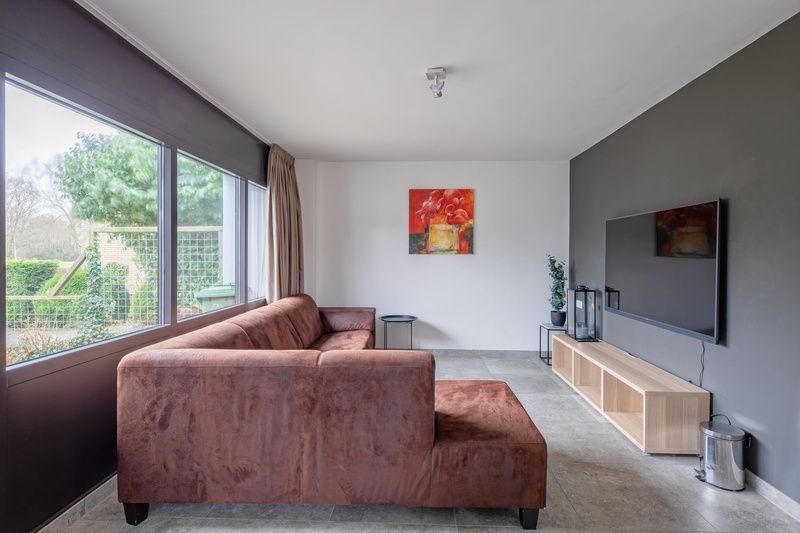 Knusse zithoek in Orchismient 20 vakantiehuis De Koog Texel met groot raam en tv.