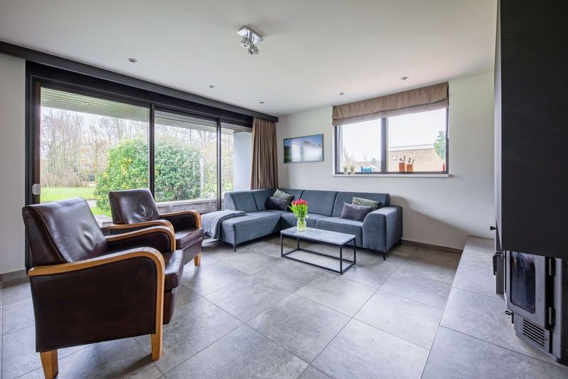 Ruime woonkamer in Orchismient 20 vakantiehuis De Koog Texel met veel natuurlijk licht.