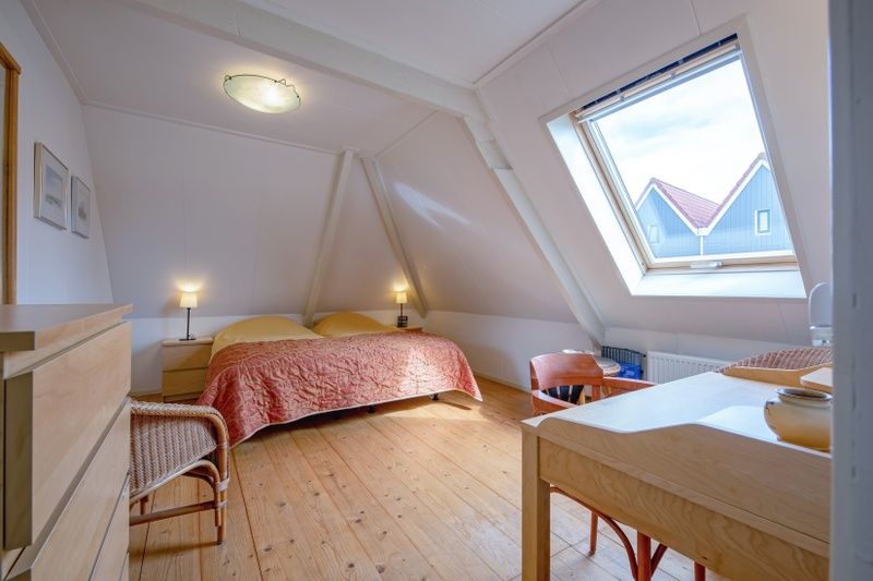 Attraktives Schlafzimmer mit Dachfenster im Appartement Moleneind, De Waal, Texel.