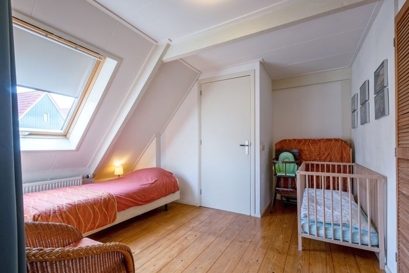 Kinderzimmer mit Kinderbett im Appartement Moleneind, familienfreundliches Ferienhaus auf Texel.