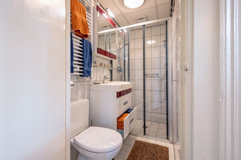 Modernes Badezimmer mit Dusche im Appartement Moleneind, Ferienunterkunft auf Texel.