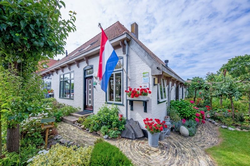 Aussenfassade mit Garten von Appartement Moleneind, charmantes Ferienhaus in De Waal, Texel.